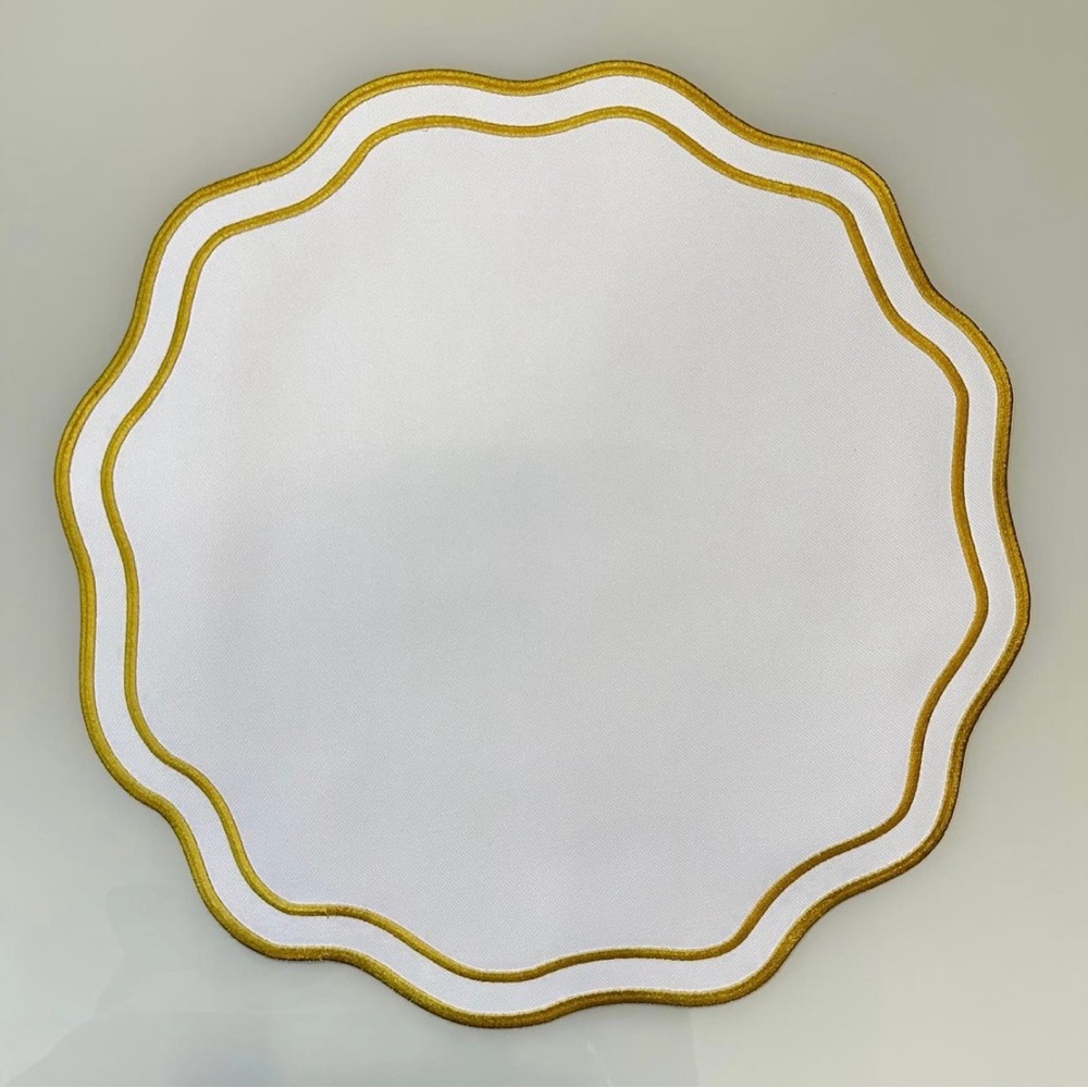 Golden Elegance set of 6 Placemats,16.6 x 16.6
Golden touch of refinement luxury